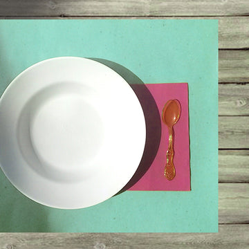 Apparecchiatura con tovaglietta color verde acqua